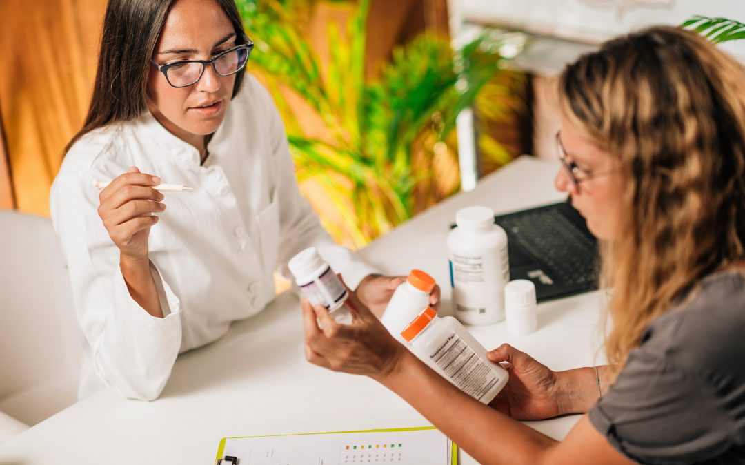 Pharmacien donnant des conseils en micronutrition à un client dans une pharmacie