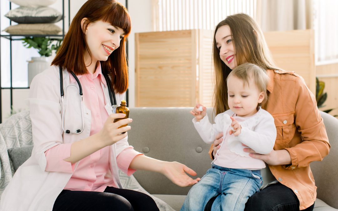 Pharmacien conseillant une maman avec son bébé en pharmacie